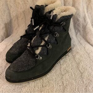 SOREL Sneakchic Alpine Holiday Boot Women's 9 Black/Dark Stone Shearling